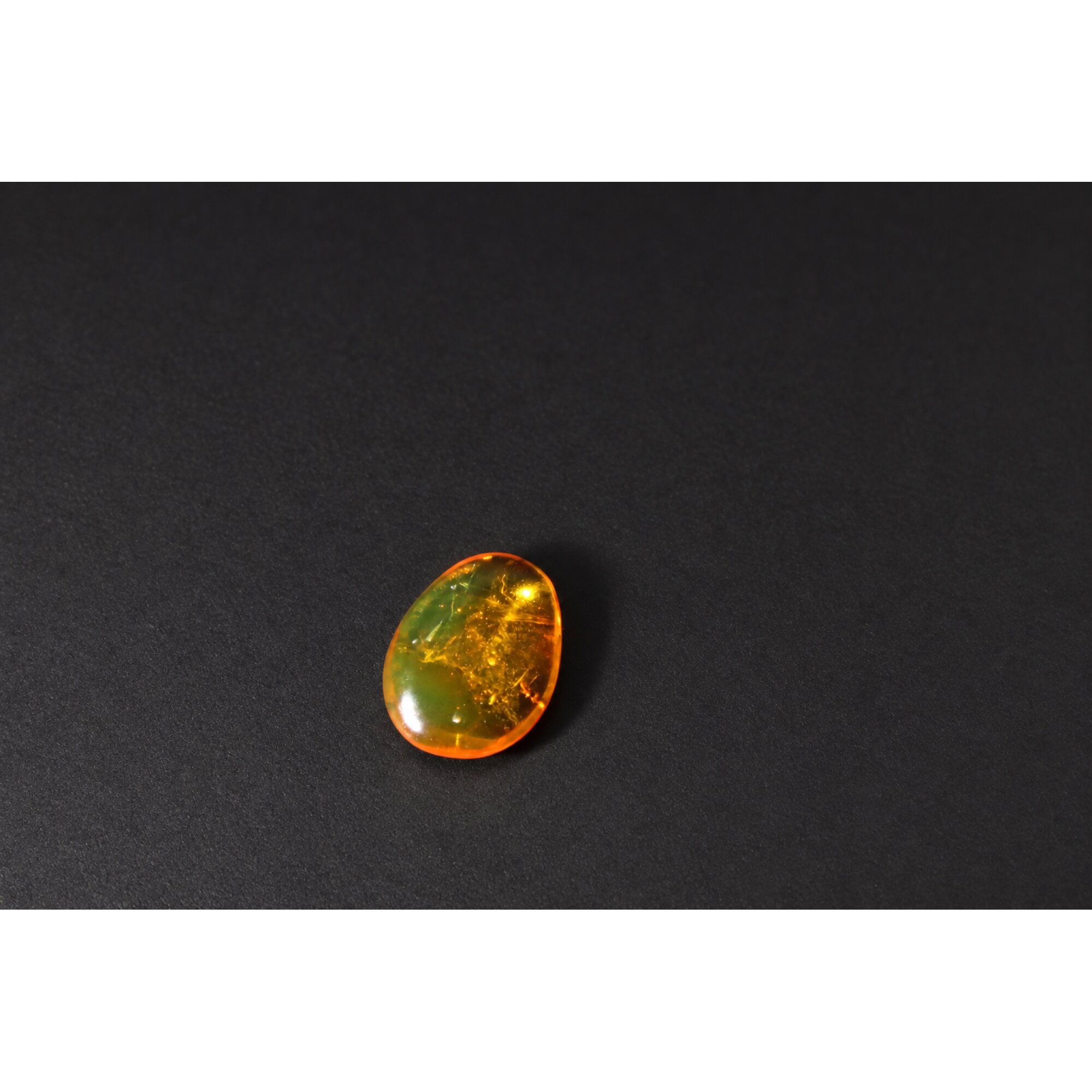 Genuine yellow Dominican amber small wasp and fly insect stone 16mm – photo 2